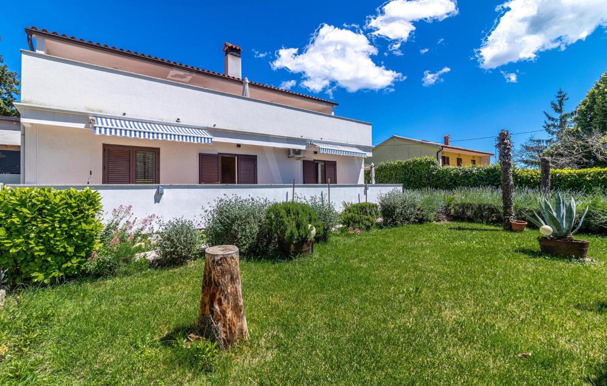 Lovely Home In Labin With Kitchen Exterior foto