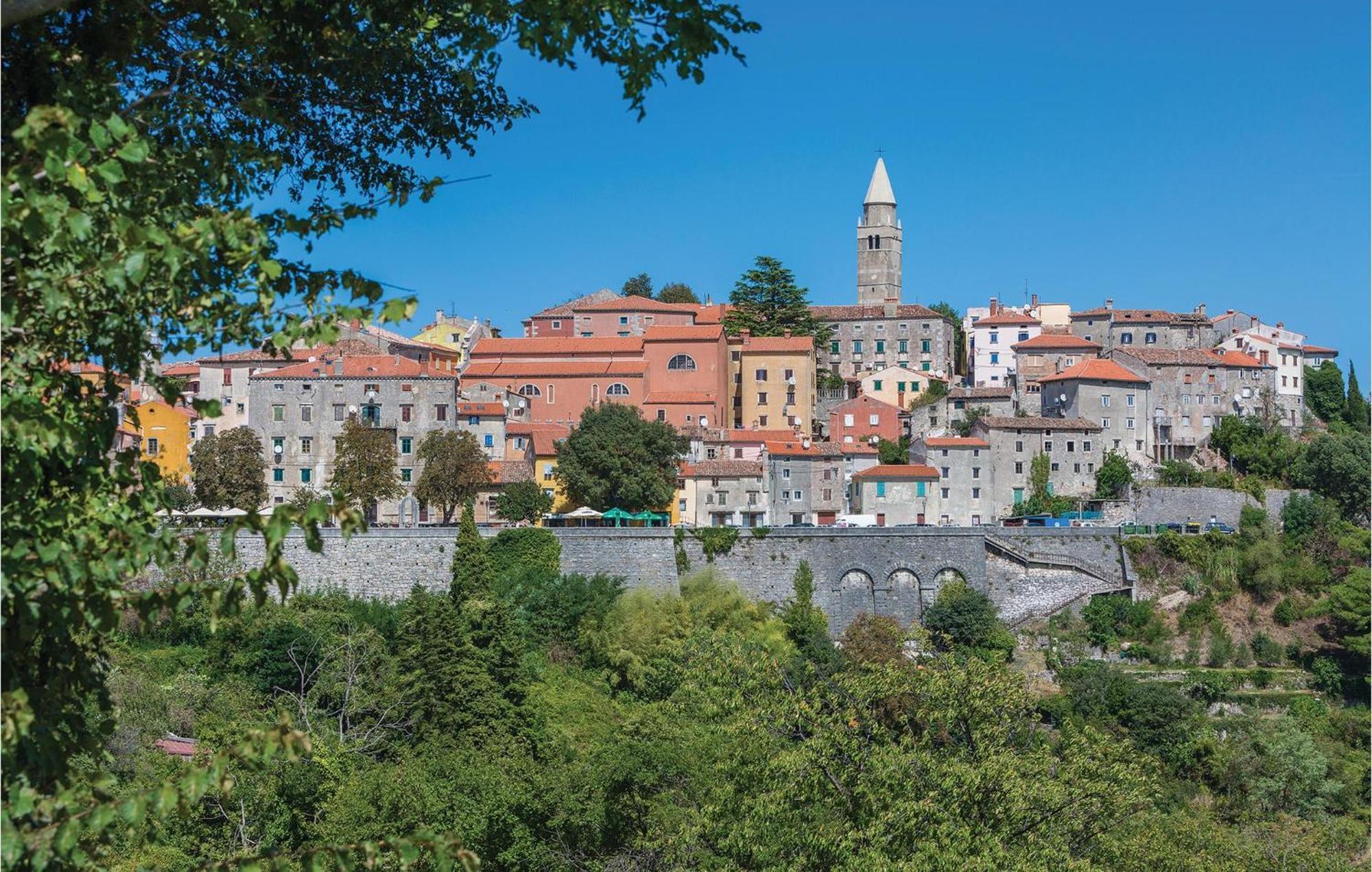 Lovely Home In Labin With Kitchen Exterior foto